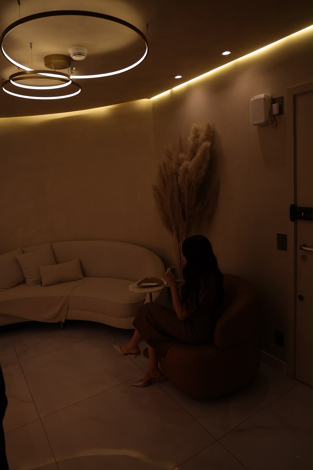 Lounge de espera da Clínica Piccirillo com detalhes em dourado
