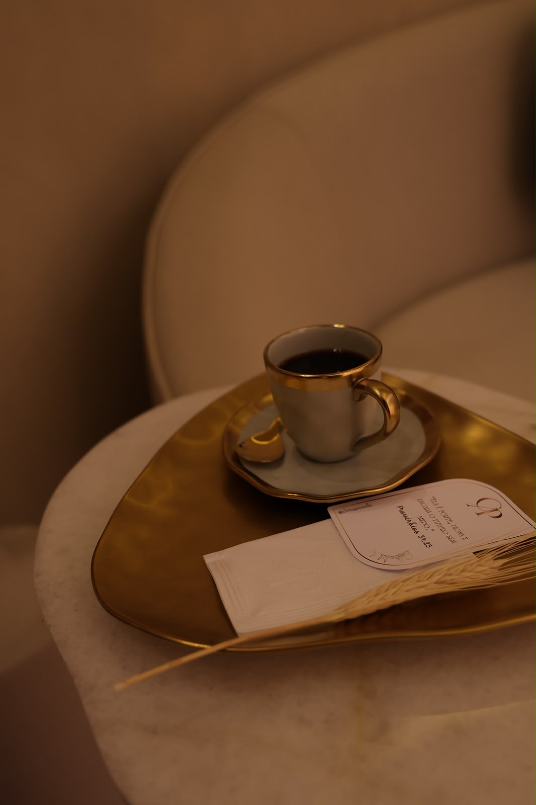 Café de cortesia servido em bandeja dourada na Clínica Piccirillo